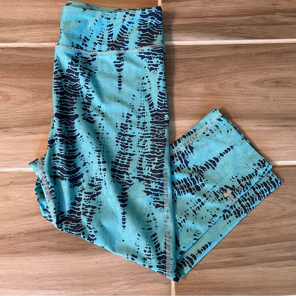 Under Armour | Women's Turquoise Snake Print Capri Leggings | Medium
